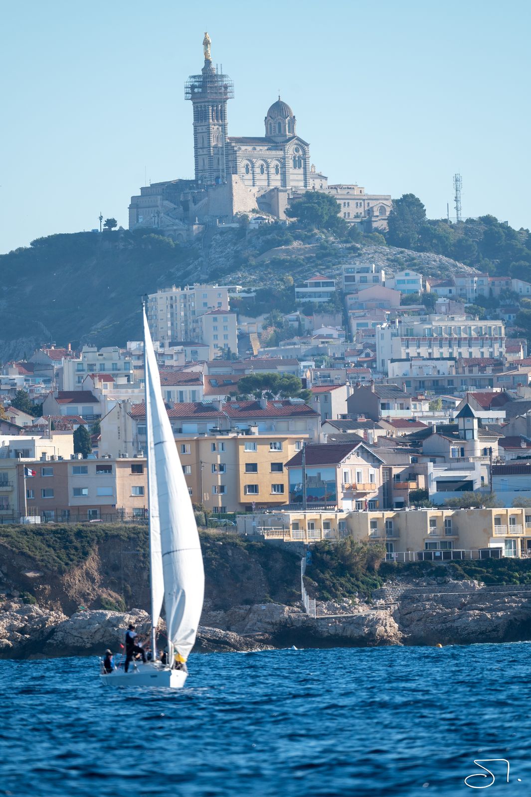 Régate Centrale Méditerranée 2025 — voilier au près devant Notre-Dame de la Garde